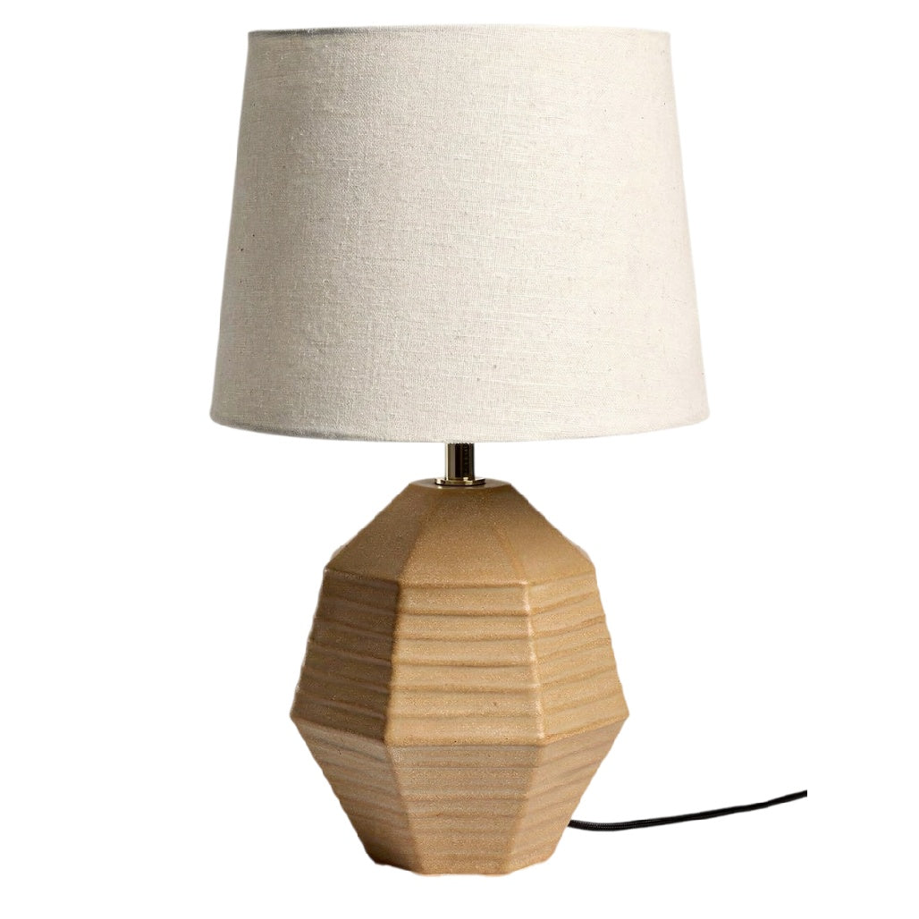 **Technische titel in het Nederlands: Elegante hexagonale tafellamp met linzen kap**